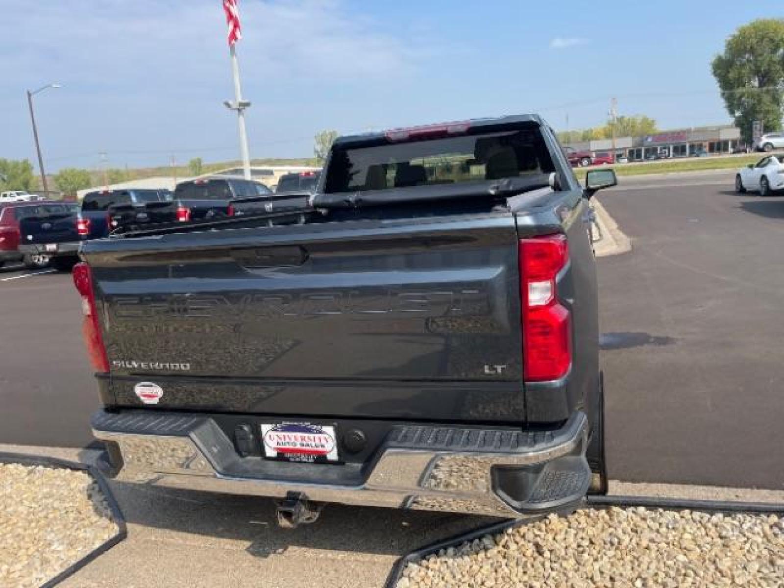 2019 Shadow Gray Metallic Chevrolet Silverado 1500 LT Crew Cab 4WD (1GCUYDED8KZ) with an 5.3L V8 OHV 16V engine, 6-Speed Automatic transmission, located at 3301 W Hwy 13, Burnsville, MN, 55337, (952) 460-3200, 44.775333, -93.320808 - Photo #4