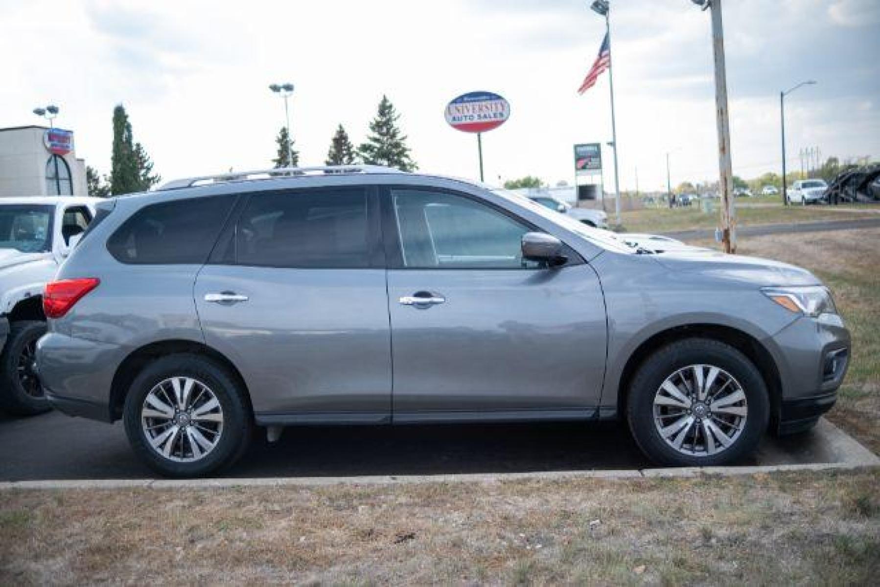2020 GREY Nissan Pathfinder SV 4WD (5N1DR2BM3LC) with an 3.5L V6 DOHC 24V engine, Continuously Variable Transmission transmission, located at 3301 W Hwy 13, Burnsville, MN, 55337, (952) 460-3200, 44.775333, -93.320808 - Photo #20