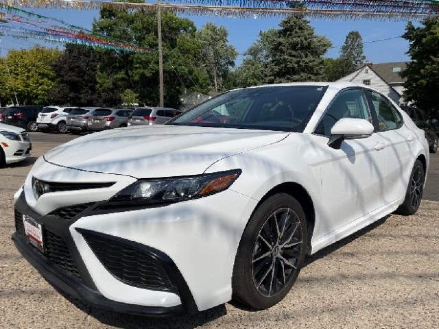 2022 Super White Toyota Camry SE (4T1G11AKXNU) with an 2.5L L4 DOHC 16V engine, 8-Speed Automatic transmission, located at 745 S Robert St, St. Paul, MN, 55107, (651) 222-2991, 44.923389, -93.081215 - Photo#1