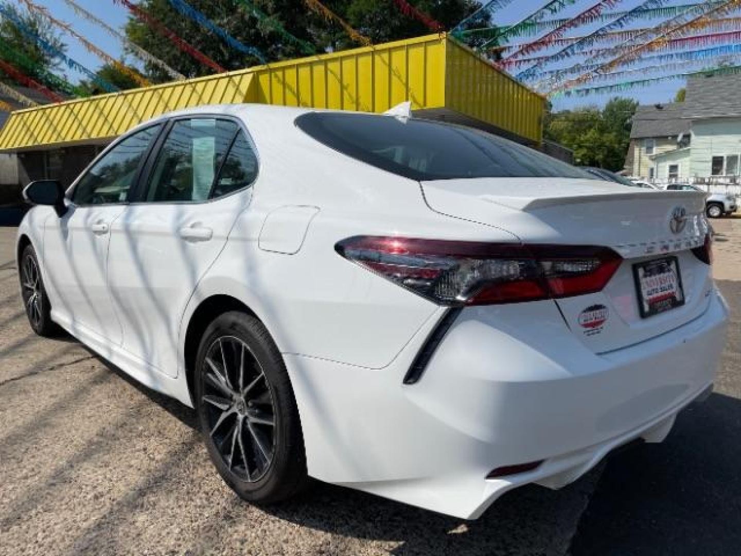 2022 Super White Toyota Camry SE (4T1G11AKXNU) with an 2.5L L4 DOHC 16V engine, 8-Speed Automatic transmission, located at 745 S Robert St, St. Paul, MN, 55107, (651) 222-2991, 44.923389, -93.081215 - Photo#3