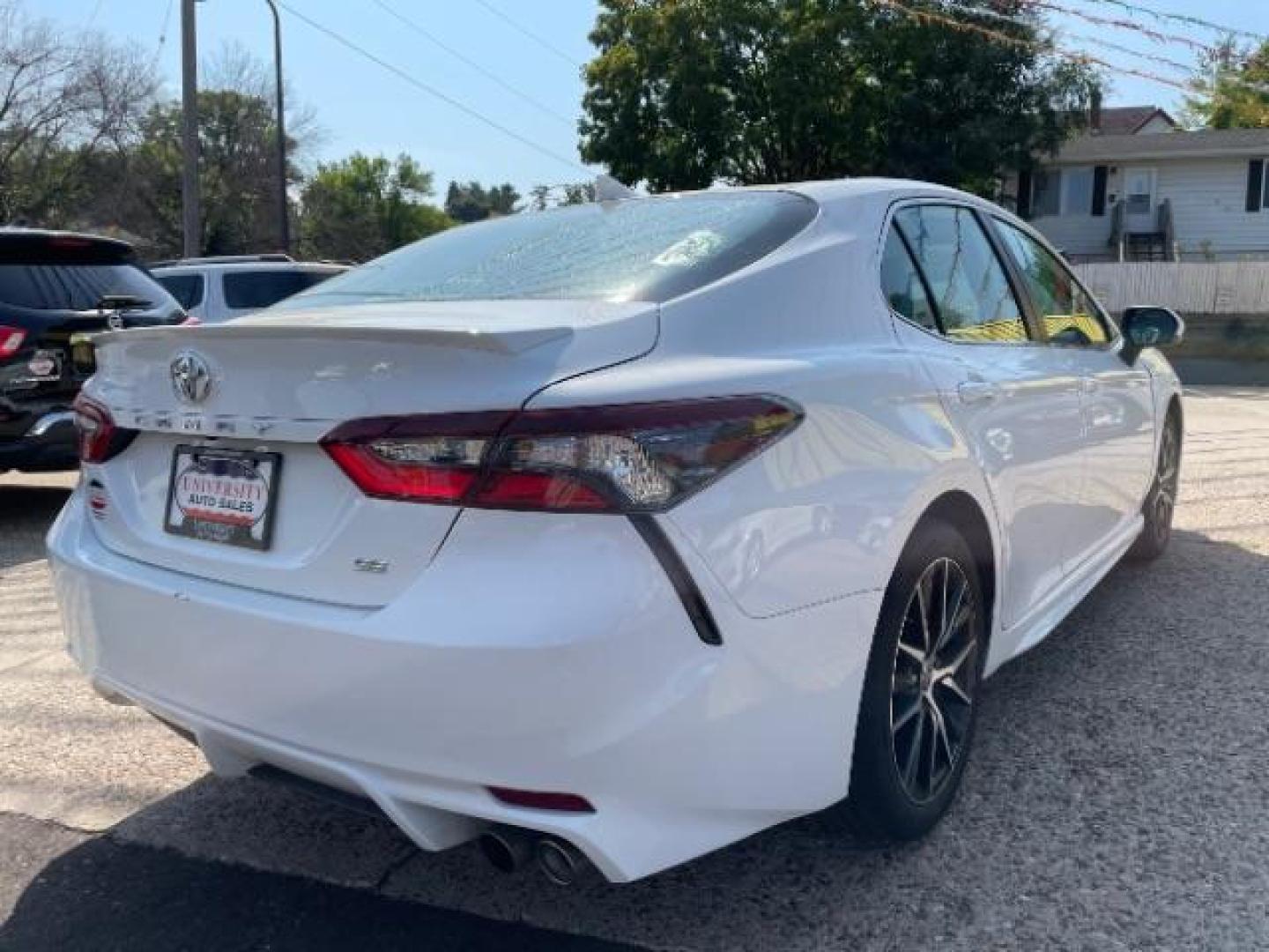 2022 Super White Toyota Camry SE (4T1G11AKXNU) with an 2.5L L4 DOHC 16V engine, 8-Speed Automatic transmission, located at 745 S Robert St, St. Paul, MN, 55107, (651) 222-2991, 44.923389, -93.081215 - Photo#5