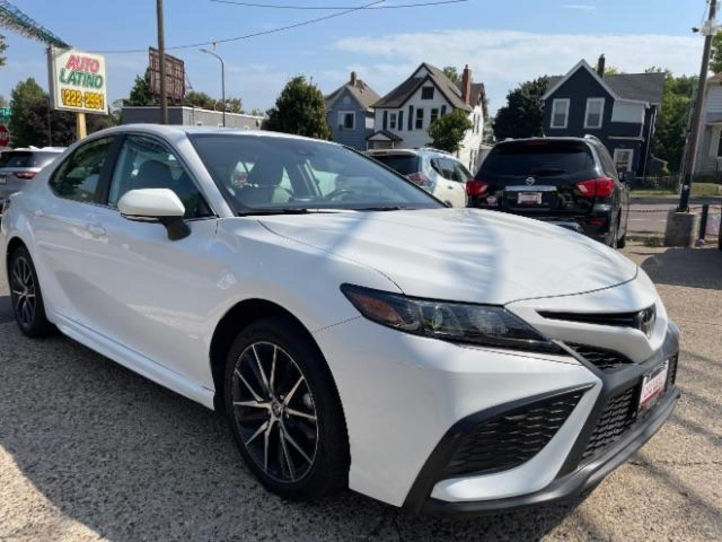 2022 Super White Toyota Camry SE (4T1G11AKXNU) with an 2.5L L4 DOHC 16V engine, 8-Speed Automatic transmission, located at 745 S Robert St, St. Paul, MN, 55107, (651) 222-2991, 44.923389, -93.081215 - Photo#7