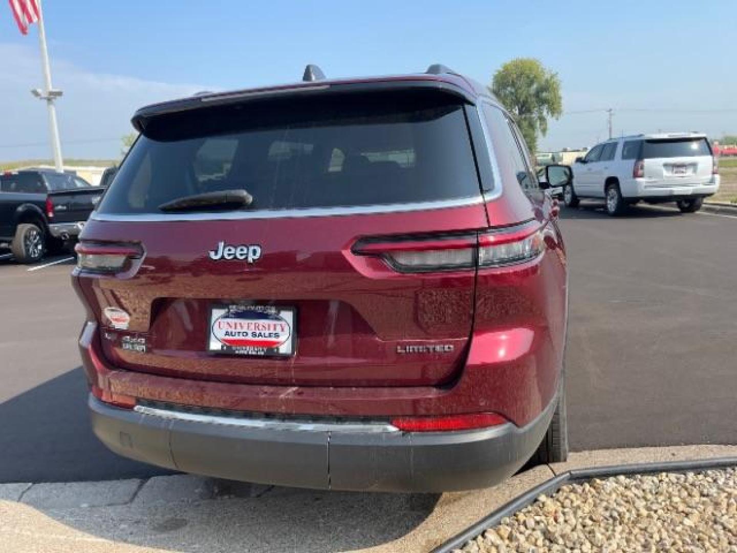 2021 Velvet Red Pearl Coat Jeep Grand Cherokee Limited 4WD (1C4RJKBG9M8) with an 3.6L V6 DOHC 24V engine, 8-Speed Automatic transmission, located at 3301 W Hwy 13, Burnsville, MN, 55337, (952) 460-3200, 44.775333, -93.320808 - Photo#4