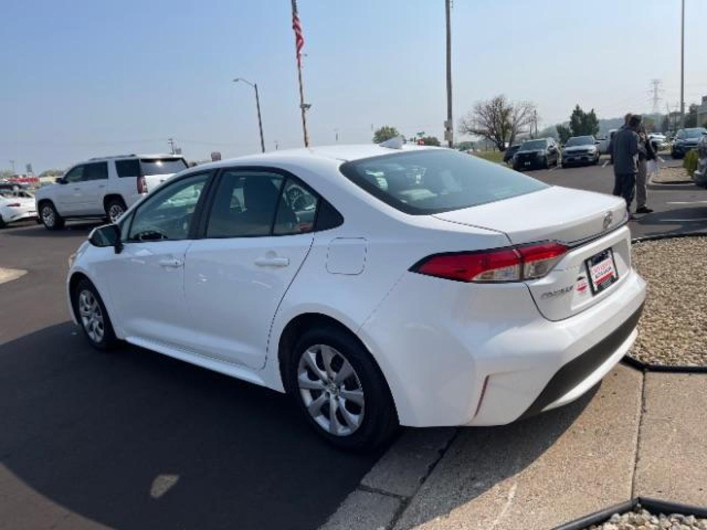 2021 WHITE Toyota Corolla LE (5YFEPMAE3MP) with an 1.8L L4 DOHC 16V engine, Continuously Variable Transmission transmission, located at 3301 W Hwy 13, Burnsville, MN, 55337, (952) 460-3200, 44.775333, -93.320808 - Photo#3