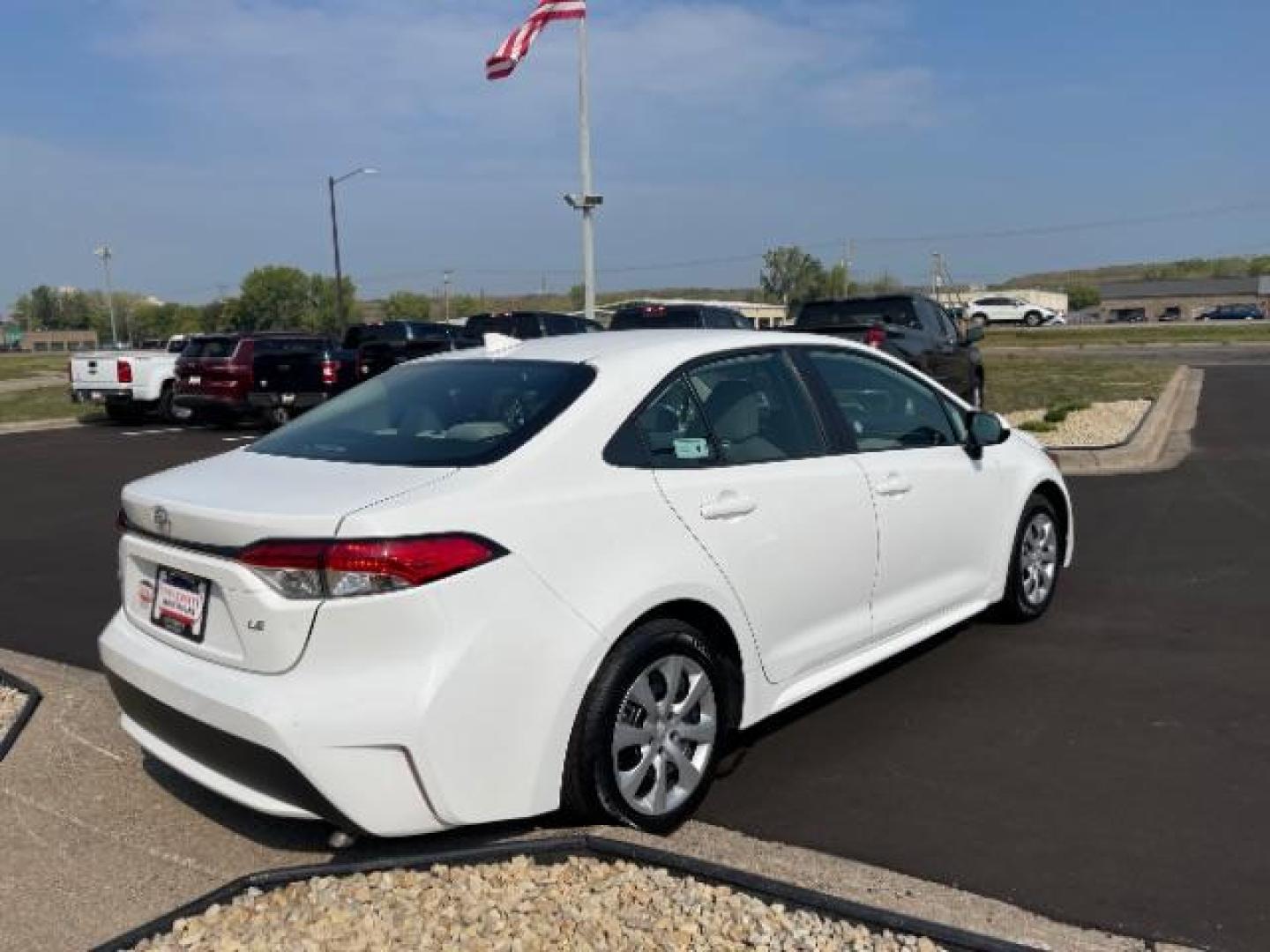 2021 WHITE Toyota Corolla LE (5YFEPMAE3MP) with an 1.8L L4 DOHC 16V engine, Continuously Variable Transmission transmission, located at 3301 W Hwy 13, Burnsville, MN, 55337, (952) 460-3200, 44.775333, -93.320808 - Photo#5