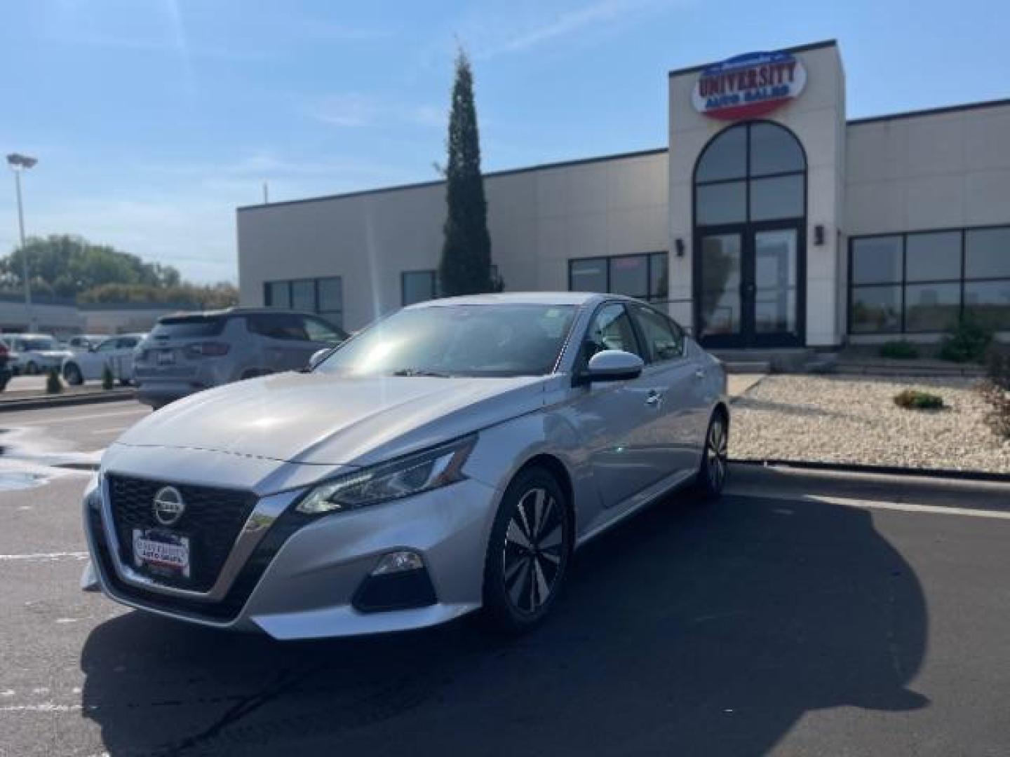 2021 Brilliant Silver Metallic Nissan Altima 2.5 SV (1N4BL4DV5MN) with an 2.5L L4 DOHC 16V engine, Continuously Variable Transmission transmission, located at 745 S Robert St, St. Paul, MN, 55107, (651) 222-2991, 44.923389, -93.081215 - Photo#1