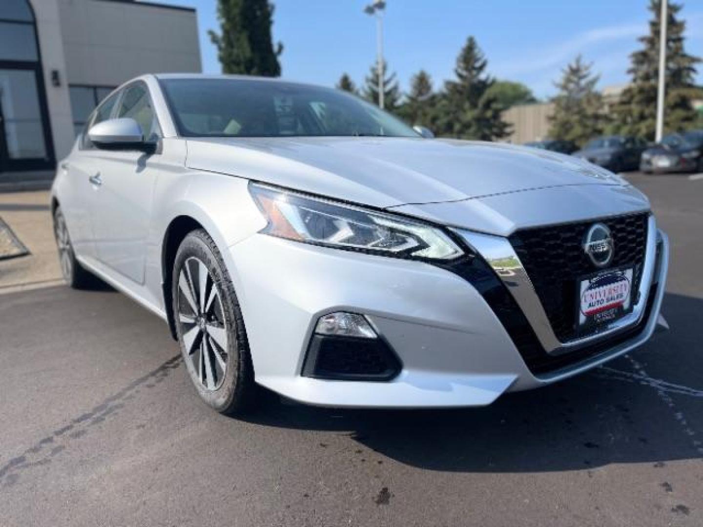 2021 Brilliant Silver Metallic Nissan Altima 2.5 SV (1N4BL4DV5MN) with an 2.5L L4 DOHC 16V engine, Continuously Variable Transmission transmission, located at 745 S Robert St, St. Paul, MN, 55107, (651) 222-2991, 44.923389, -93.081215 - Photo#2