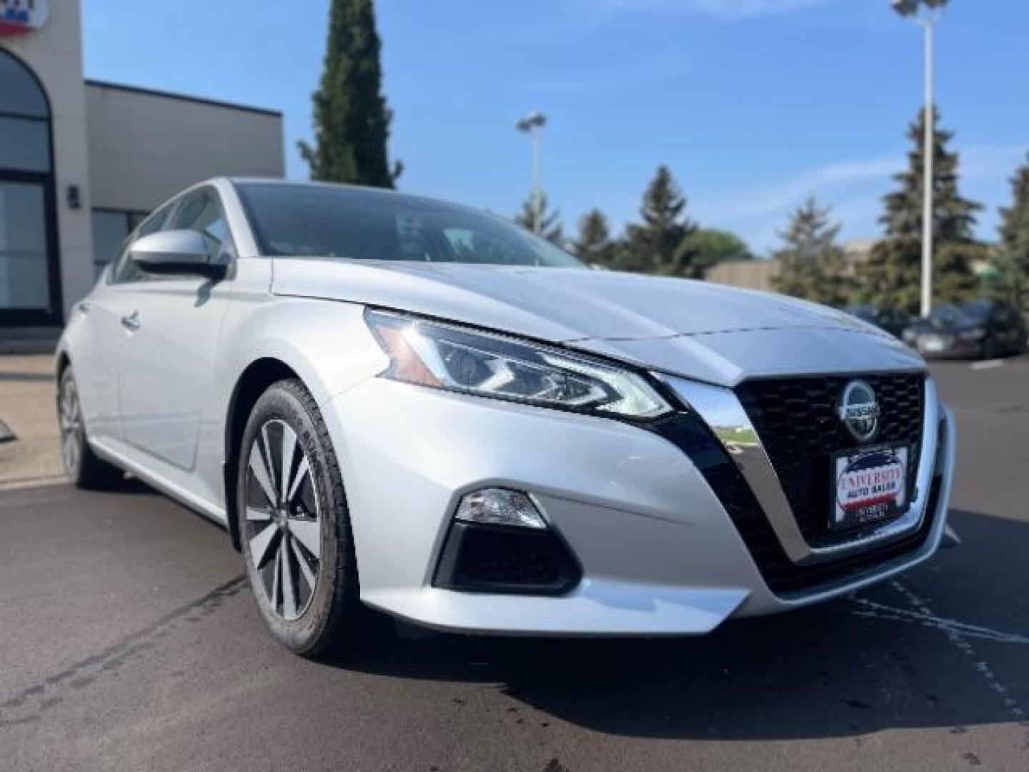 2021 Brilliant Silver Metallic Nissan Altima 2.5 SV (1N4BL4DV5MN) with an 2.5L L4 DOHC 16V engine, Continuously Variable Transmission transmission, located at 745 S Robert St, St. Paul, MN, 55107, (651) 222-2991, 44.923389, -93.081215 - Photo#3