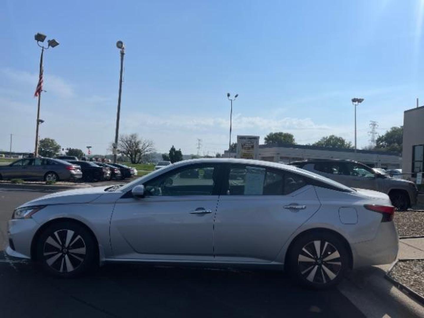 2021 Brilliant Silver Metallic Nissan Altima 2.5 SV (1N4BL4DV5MN) with an 2.5L L4 DOHC 16V engine, Continuously Variable Transmission transmission, located at 745 S Robert St, St. Paul, MN, 55107, (651) 222-2991, 44.923389, -93.081215 - Photo#4