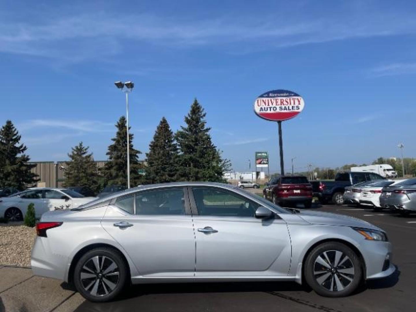 2021 Brilliant Silver Metallic Nissan Altima 2.5 SV (1N4BL4DV5MN) with an 2.5L L4 DOHC 16V engine, Continuously Variable Transmission transmission, located at 745 S Robert St, St. Paul, MN, 55107, (651) 222-2991, 44.923389, -93.081215 - Photo#7