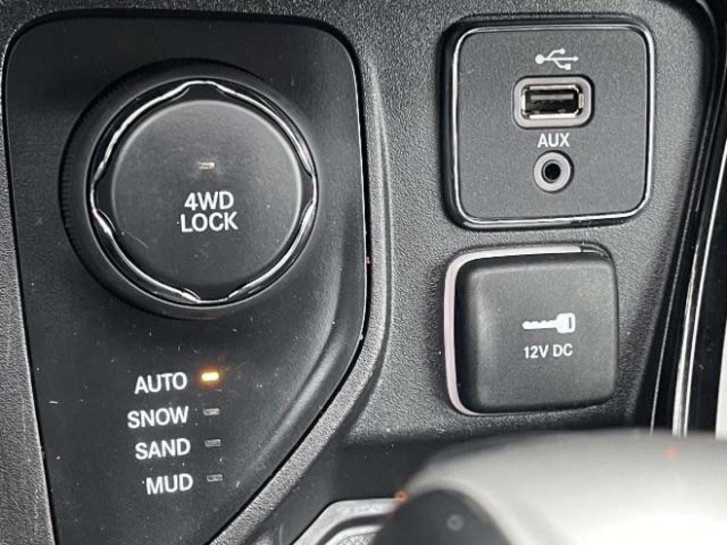 2018 WHITE Jeep Compass Limited 4WD (3C4NJDCB6JT) with an 2.4L L4 DOHC 16V engine, Continuously Variabl transmission, located at 745 S Robert St, St. Paul, MN, 55107, (651) 222-2991, 44.923389, -93.081215 - Photo#15