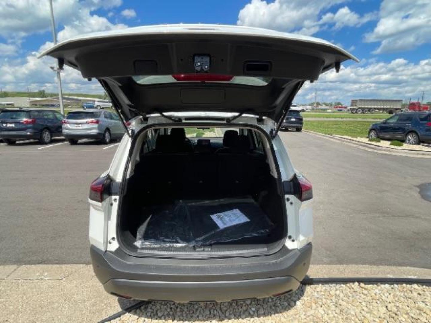 2021 Glacier White Nissan Rogue S (5N1AT3AA0MC) with an 2.5L L4 DOHC 16V engine, Continuously Variabl transmission, located at 745 S Robert St, St. Paul, MN, 55107, (651) 222-2991, 44.923389, -93.081215 - Photo#4