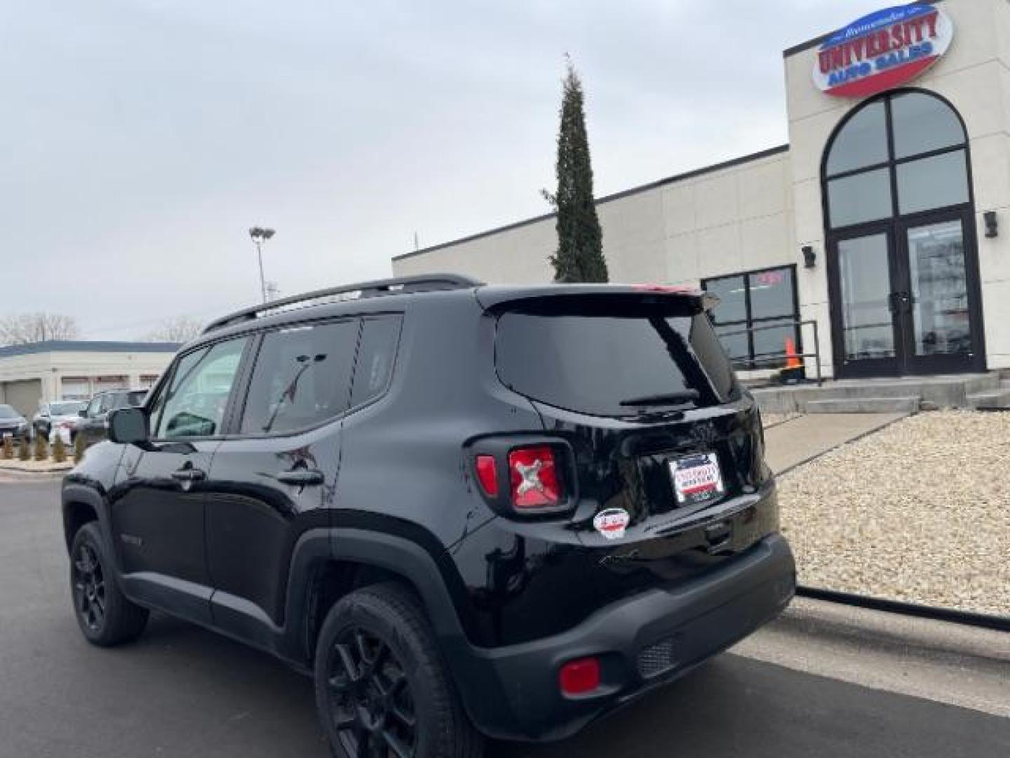 2020 Black Clear Coat Jeep Renegade SPORT UTILITY 4-DR (ZACNJBBB4LP) with an 2.4L L4 DOHC 16V engine, 9-Speed Automatic transmission, located at 745 S Robert St, St. Paul, MN, 55107, (651) 222-2991, 44.923389, -93.081215 - Photo#3