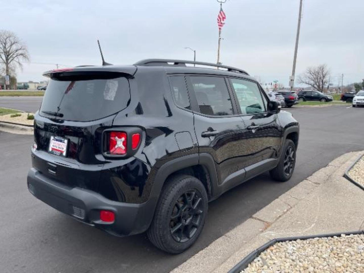 2020 Black Clear Coat Jeep Renegade SPORT UTILITY 4-DR (ZACNJBBB4LP) with an 2.4L L4 DOHC 16V engine, 9-Speed Automatic transmission, located at 745 S Robert St, St. Paul, MN, 55107, (651) 222-2991, 44.923389, -93.081215 - Photo#5