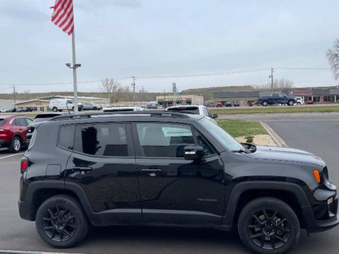 2020 Black Clear Coat Jeep Renegade SPORT UTILITY 4-DR (ZACNJBBB4LP) with an 2.4L L4 DOHC 16V engine, 9-Speed Automatic transmission, located at 745 S Robert St, St. Paul, MN, 55107, (651) 222-2991, 44.923389, -93.081215 - Photo#6