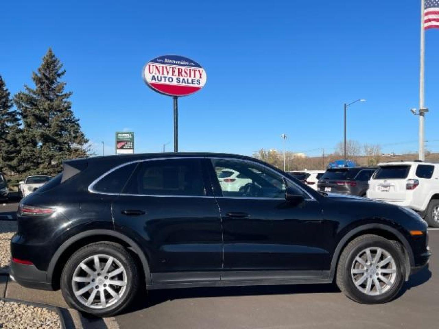 2020 Black Porsche Cayenne Base (WP1AA2AYXLD) with an 3.0L V6 DOHC 24V engine, 6-Speed Automatic transmission, located at 3301 W Hwy 13, Burnsville, MN, 55337, (952) 460-3200, 44.775333, -93.320808 - Photo#4