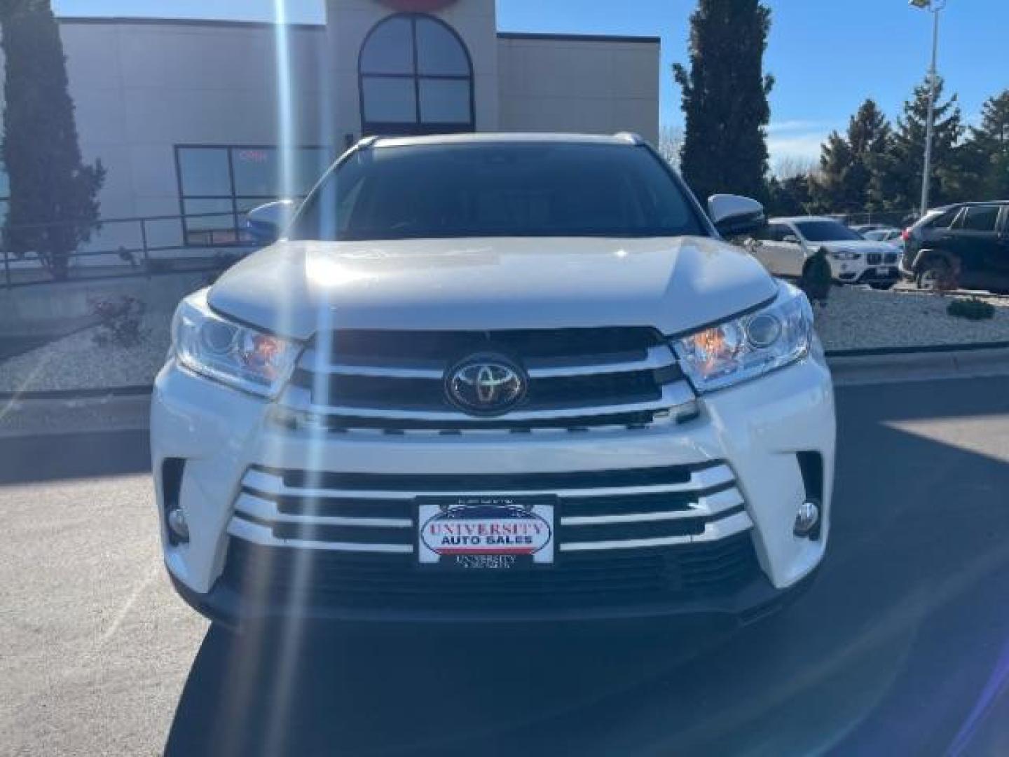 2018 WHITE Toyota Highlander XLE AWD V6 (5TDJZRFH0JS) with an 3.5L V6 DOHC 24V engine, 6-Speed Automatic transmission, located at 745 S Robert St, St. Paul, MN, 55107, (651) 222-2991, 44.923389, -93.081215 - Photo#0