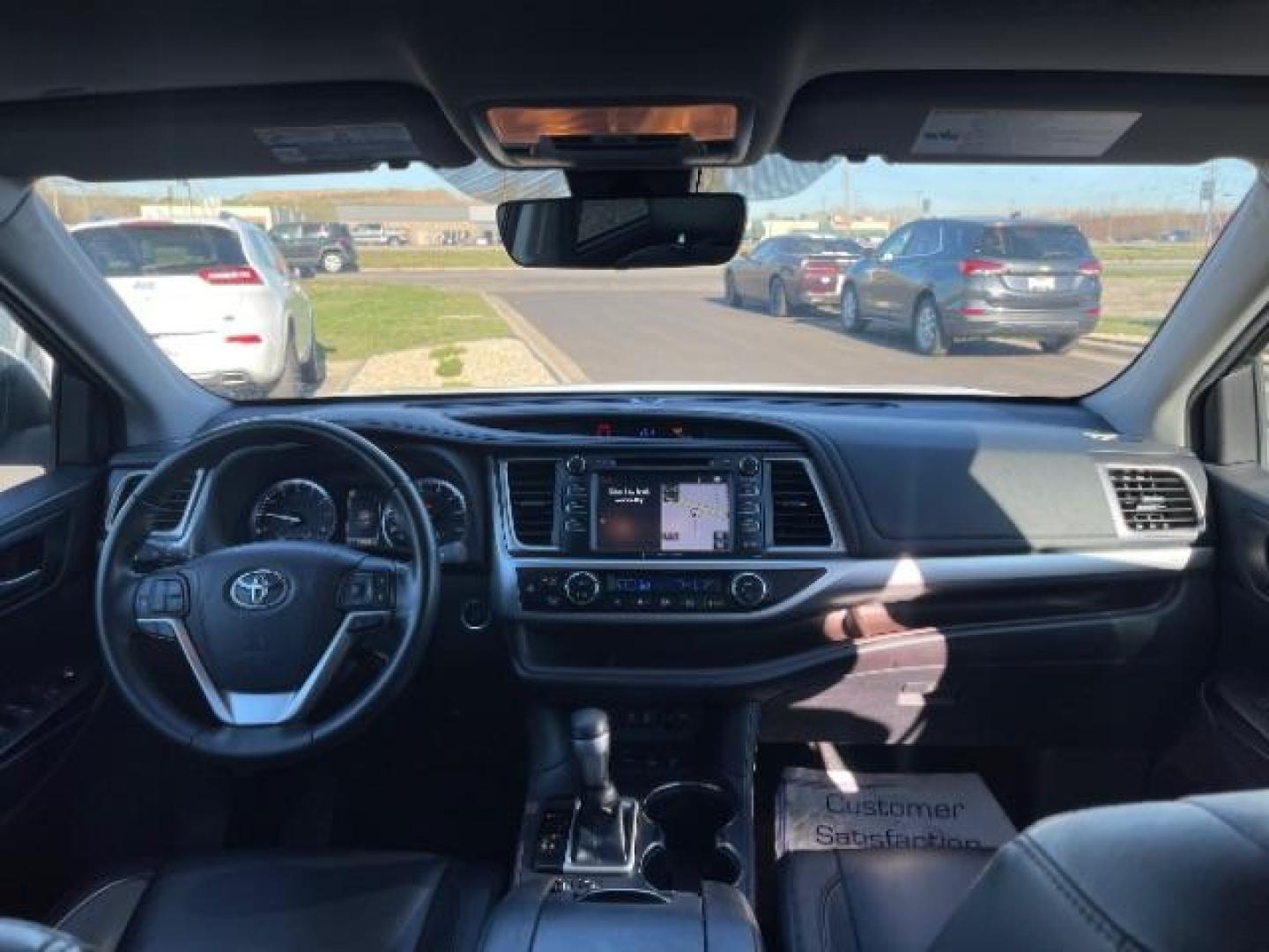 2018 WHITE Toyota Highlander XLE AWD V6 (5TDJZRFH0JS) with an 3.5L V6 DOHC 24V engine, 6-Speed Automatic transmission, located at 745 S Robert St, St. Paul, MN, 55107, (651) 222-2991, 44.923389, -93.081215 - Photo#10