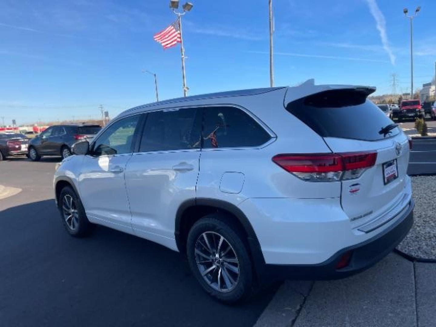 2018 WHITE Toyota Highlander XLE AWD V6 (5TDJZRFH0JS) with an 3.5L V6 DOHC 24V engine, 6-Speed Automatic transmission, located at 745 S Robert St, St. Paul, MN, 55107, (651) 222-2991, 44.923389, -93.081215 - Photo#3