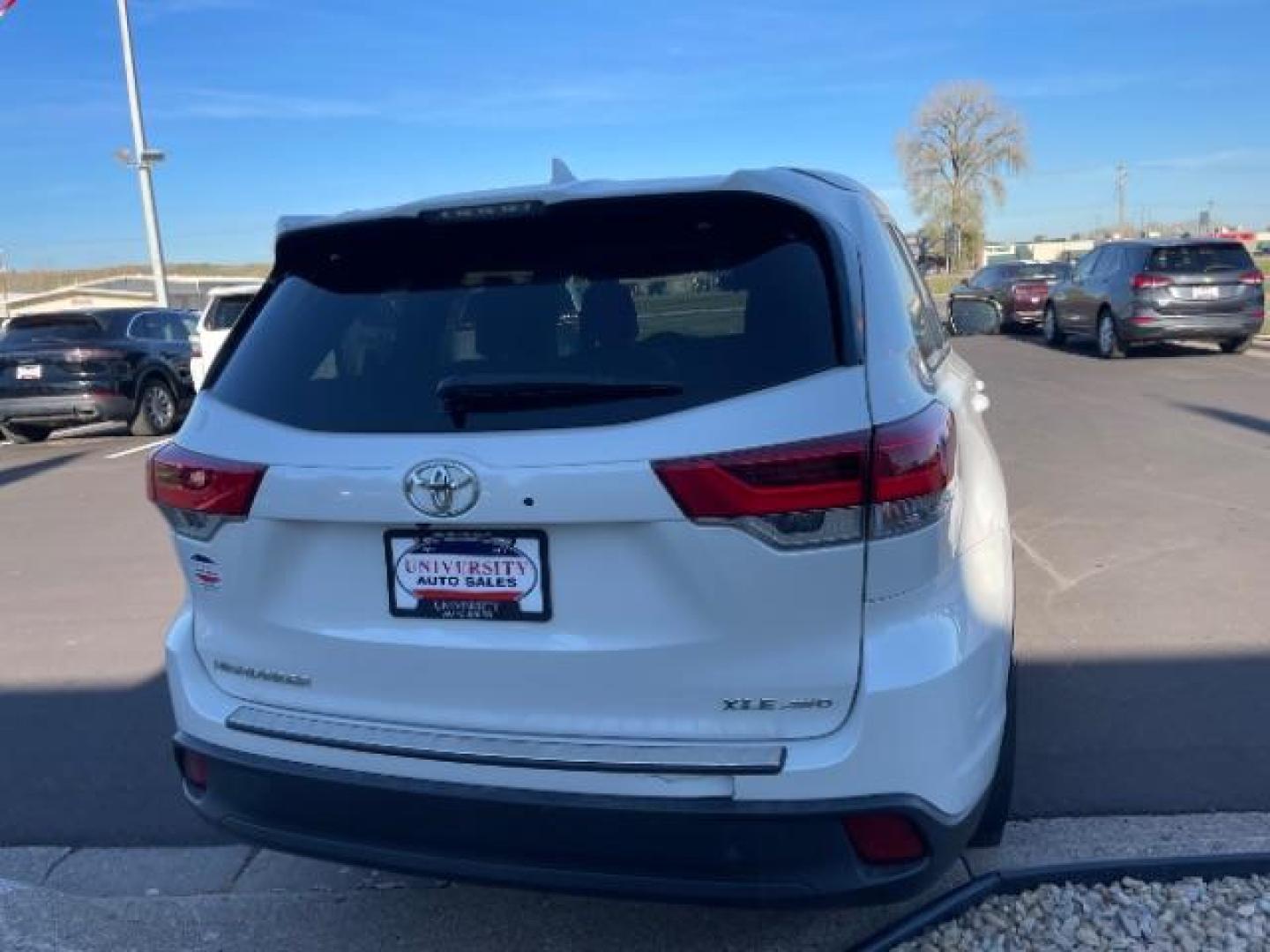 2018 WHITE Toyota Highlander XLE AWD V6 (5TDJZRFH0JS) with an 3.5L V6 DOHC 24V engine, 6-Speed Automatic transmission, located at 745 S Robert St, St. Paul, MN, 55107, (651) 222-2991, 44.923389, -93.081215 - Photo#4