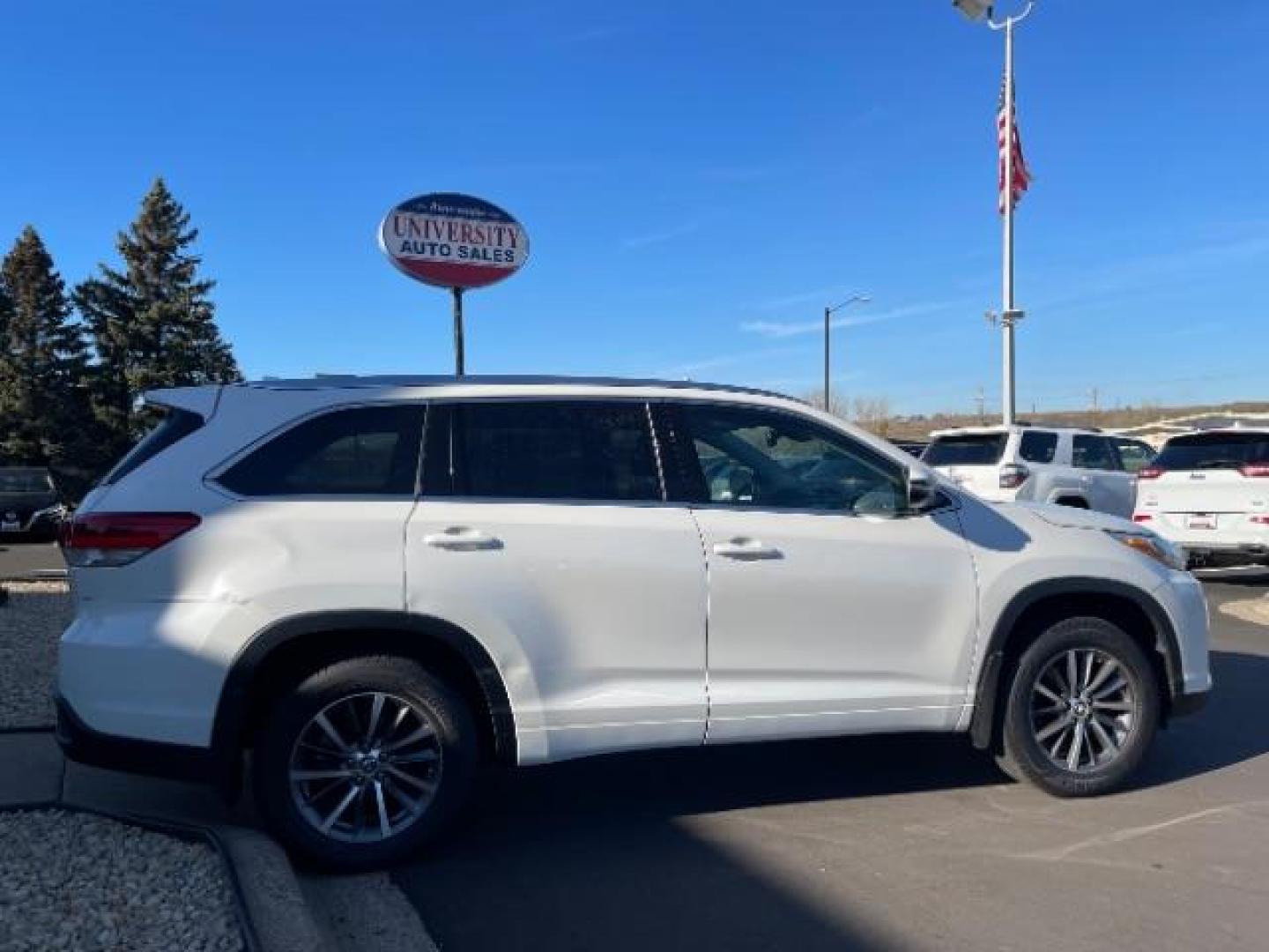 2018 WHITE Toyota Highlander XLE AWD V6 (5TDJZRFH0JS) with an 3.5L V6 DOHC 24V engine, 6-Speed Automatic transmission, located at 745 S Robert St, St. Paul, MN, 55107, (651) 222-2991, 44.923389, -93.081215 - Photo#6