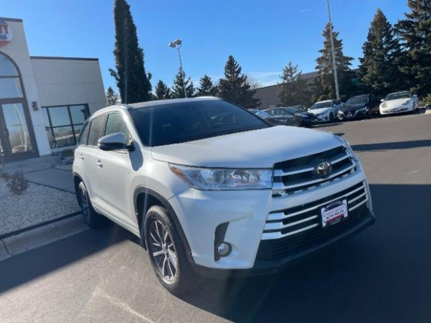 2018 WHITE Toyota Highlander XLE AWD V6 (5TDJZRFH0JS) with an 3.5L V6 DOHC 24V engine, 6-Speed Automatic transmission, located at 745 S Robert St, St. Paul, MN, 55107, (651) 222-2991, 44.923389, -93.081215 - Photo#7