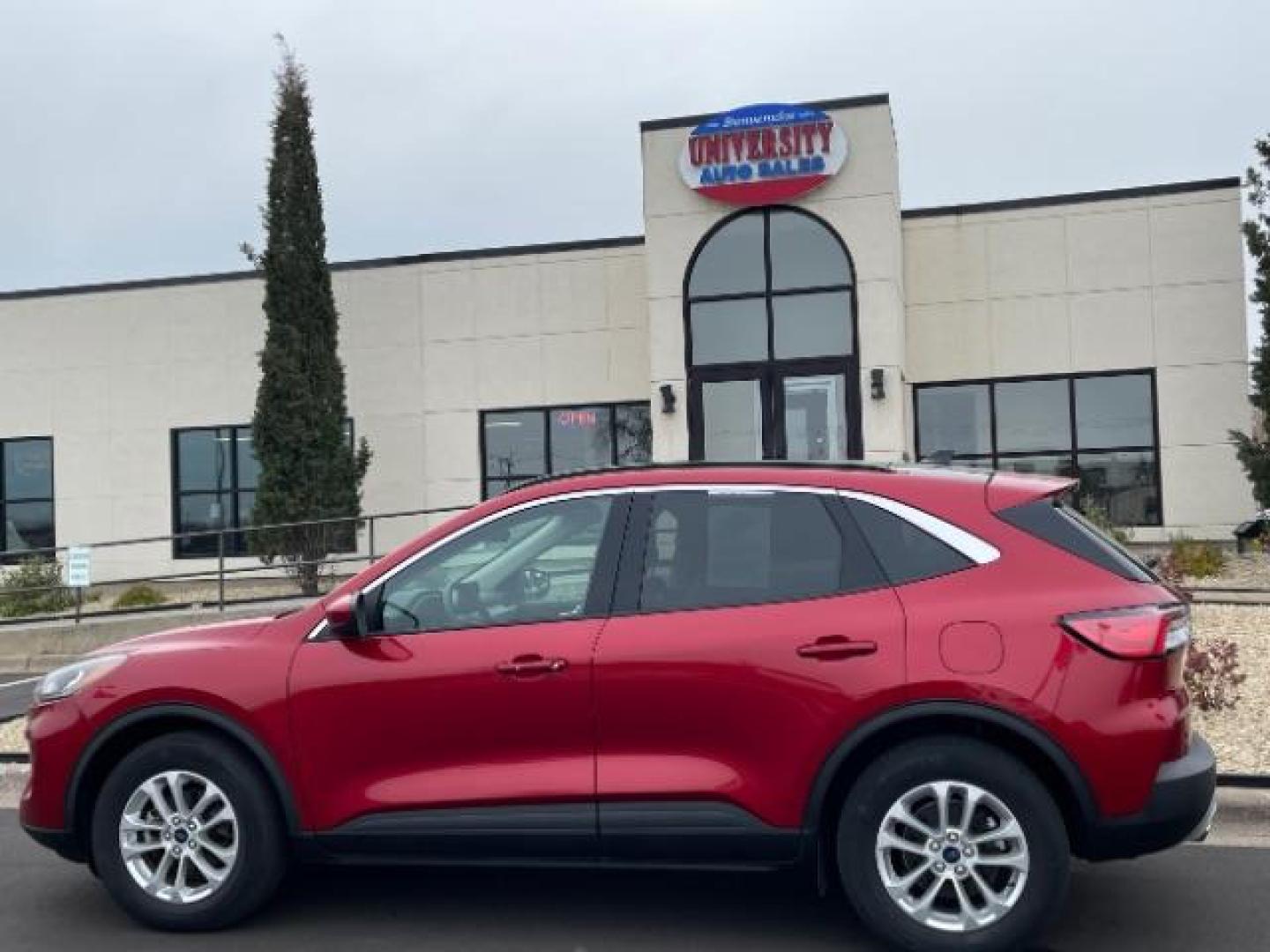 2020 Rapid Red Metallic Tinted Clearcoat Ford Escape SE AWD (1FMCU9G63LU) with an 1.5L L3 engine, 8-Speed Automatic transmission, located at 3301 W Hwy 13, Burnsville, MN, 55337, (952) 460-3200, 44.775333, -93.320808 - Photo#2