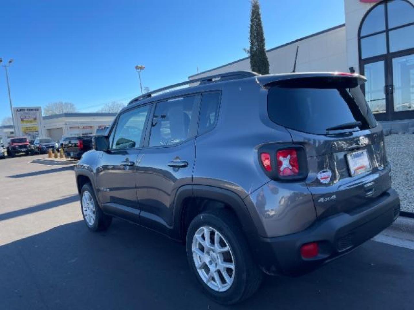 2019 GRAY Jeep Renegade Latitude 4WD (ZACNJBBB5KP) with an 2.4L L4 DOHC 16V engine, 9-Speed Automatic transmission, located at 3301 W Hwy 13, Burnsville, MN, 55337, (952) 460-3200, 44.775333, -93.320808 - Photo#4