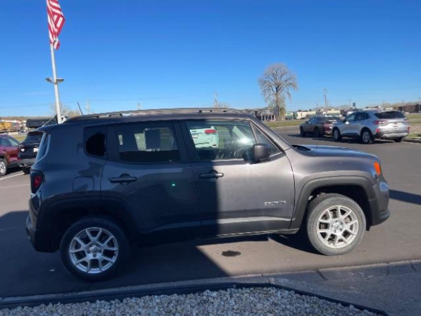 2019 GRAY Jeep Renegade Latitude 4WD (ZACNJBBB5KP) with an 2.4L L4 DOHC 16V engine, 9-Speed Automatic transmission, located at 3301 W Hwy 13, Burnsville, MN, 55337, (952) 460-3200, 44.775333, -93.320808 - Photo#7