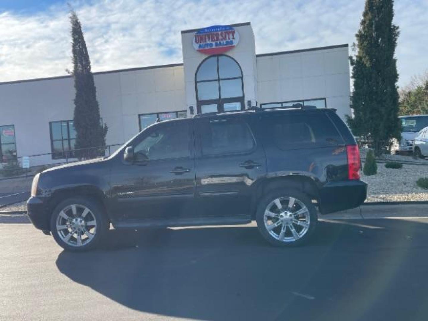 2012 Onyx Black GMC Yukon SLT1 4WD (1GKS2CE05CR) with an 5.3L V8 OHV 16V FFV engine, 6-Speed Automatic transmission, located at 745 S Robert St, St. Paul, MN, 55107, (651) 222-2991, 44.923389, -93.081215 - Photo#2