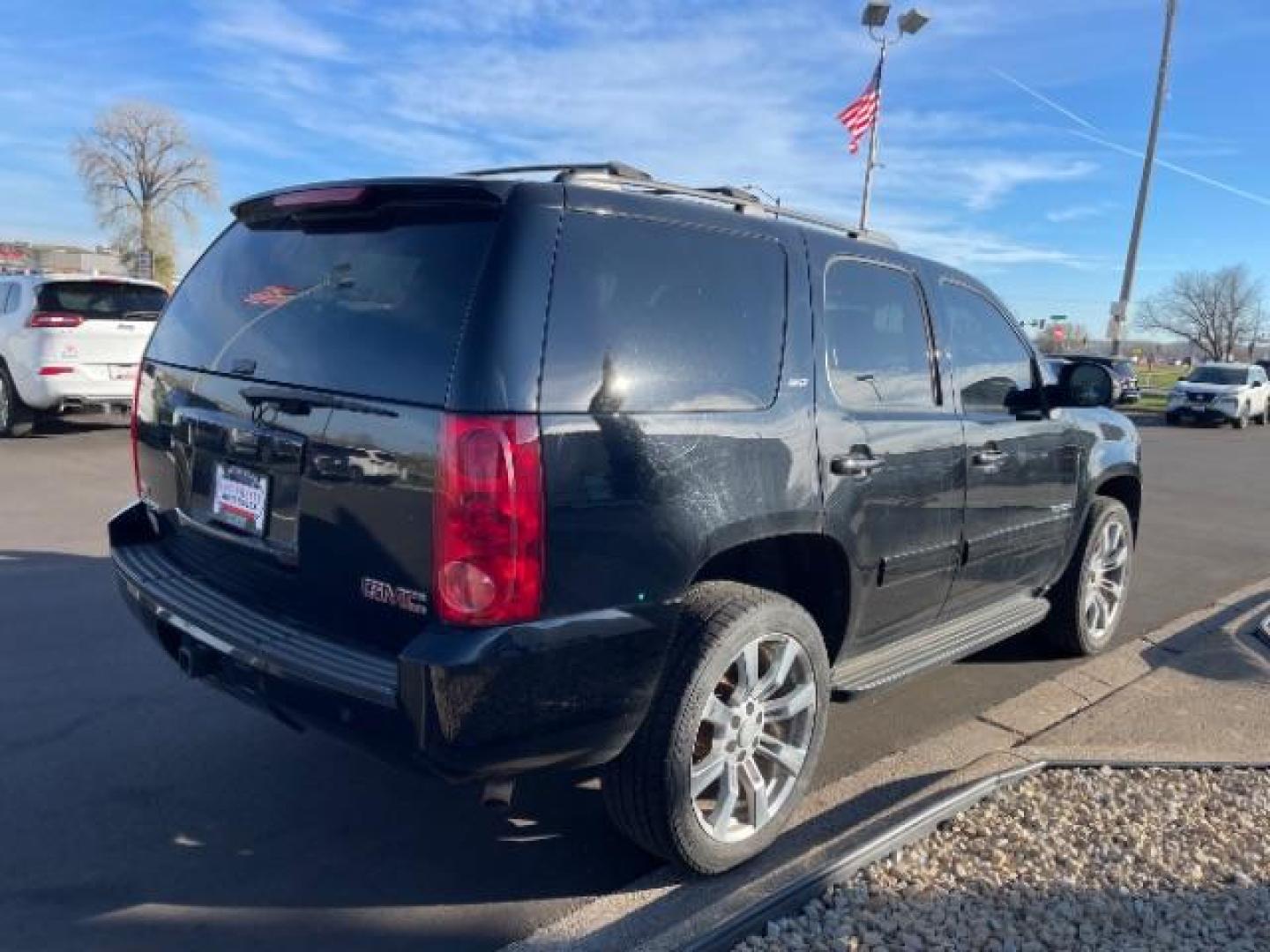 2012 Onyx Black GMC Yukon SLT1 4WD (1GKS2CE05CR) with an 5.3L V8 OHV 16V FFV engine, 6-Speed Automatic transmission, located at 745 S Robert St, St. Paul, MN, 55107, (651) 222-2991, 44.923389, -93.081215 - Photo#5