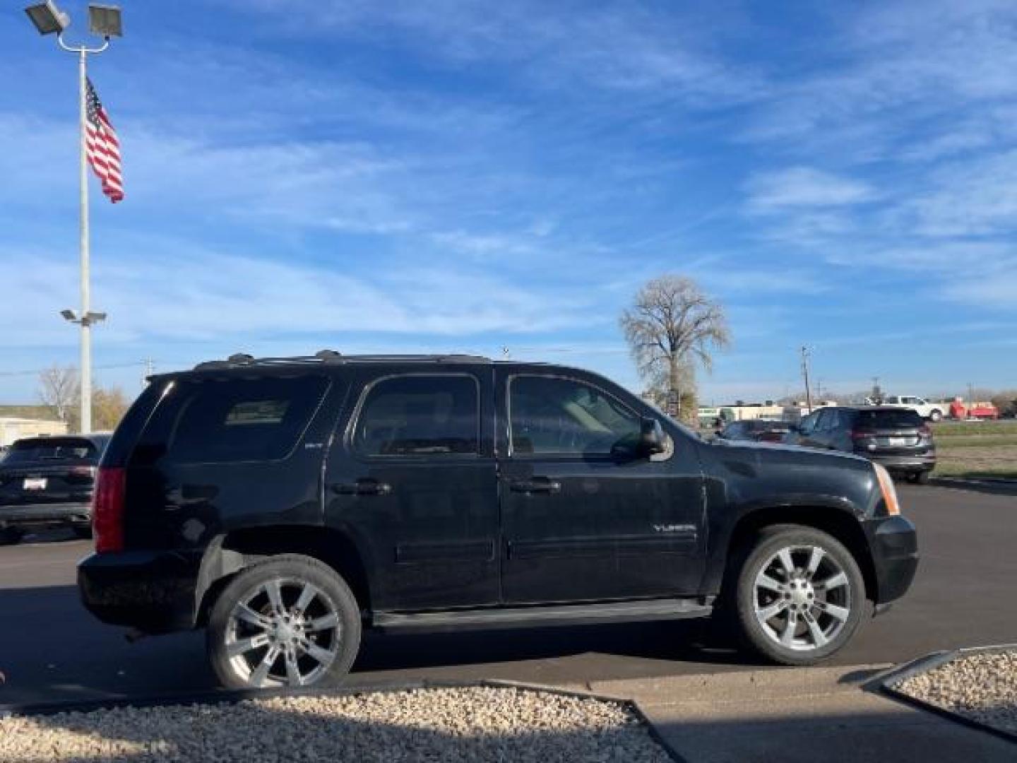 2012 Onyx Black GMC Yukon SLT1 4WD (1GKS2CE05CR) with an 5.3L V8 OHV 16V FFV engine, 6-Speed Automatic transmission, located at 745 S Robert St, St. Paul, MN, 55107, (651) 222-2991, 44.923389, -93.081215 - Photo#6