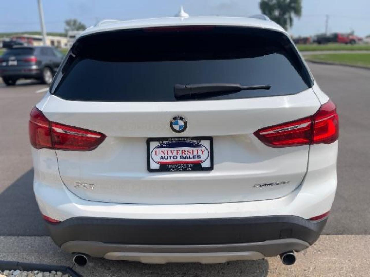 2018 Alpine White BMW X1 xDrive28i (WBXHT3C31J5) with an 2.0L L4 DOHC 16V engine, 8-Speed Automatic transmission, located at 745 S Robert St, St. Paul, MN, 55107, (651) 222-2991, 44.923389, -93.081215 - Photo#4