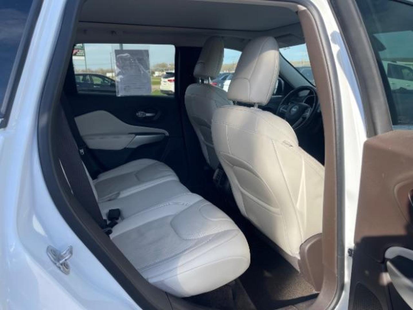 2016 Bright White Clear Coat Jeep Cherokee Overland 4WD (1C4PJMJS1GW) with an 3.2L V6 DOHC 24V engine, 9-Speed Automatic transmission, located at 745 S Robert St, St. Paul, MN, 55107, (651) 222-2991, 44.923389, -93.081215 - Photo#12