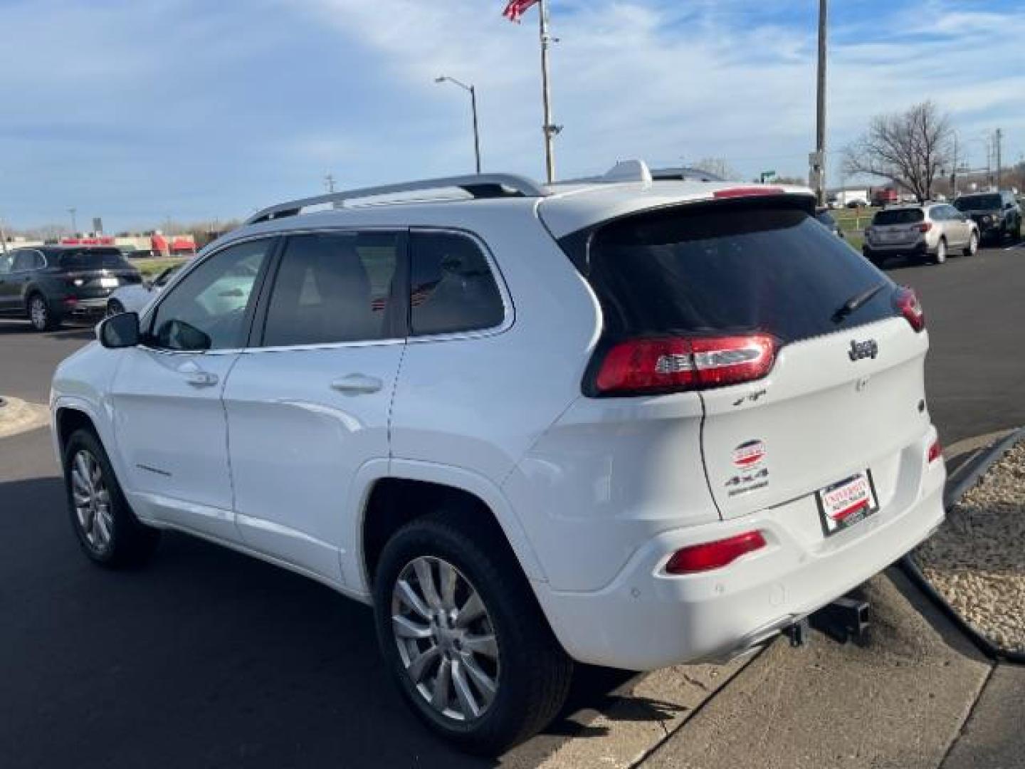 2016 Bright White Clear Coat Jeep Cherokee Overland 4WD (1C4PJMJS1GW) with an 3.2L V6 DOHC 24V engine, 9-Speed Automatic transmission, located at 745 S Robert St, St. Paul, MN, 55107, (651) 222-2991, 44.923389, -93.081215 - Photo#4