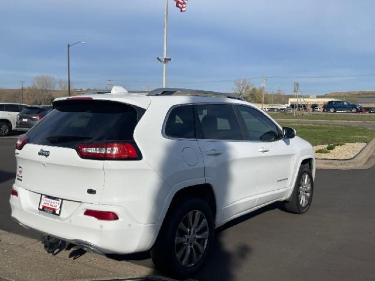 2016 Bright White Clear Coat Jeep Cherokee Overland 4WD (1C4PJMJS1GW) with an 3.2L V6 DOHC 24V engine, 9-Speed Automatic transmission, located at 745 S Robert St, St. Paul, MN, 55107, (651) 222-2991, 44.923389, -93.081215 - Photo#6