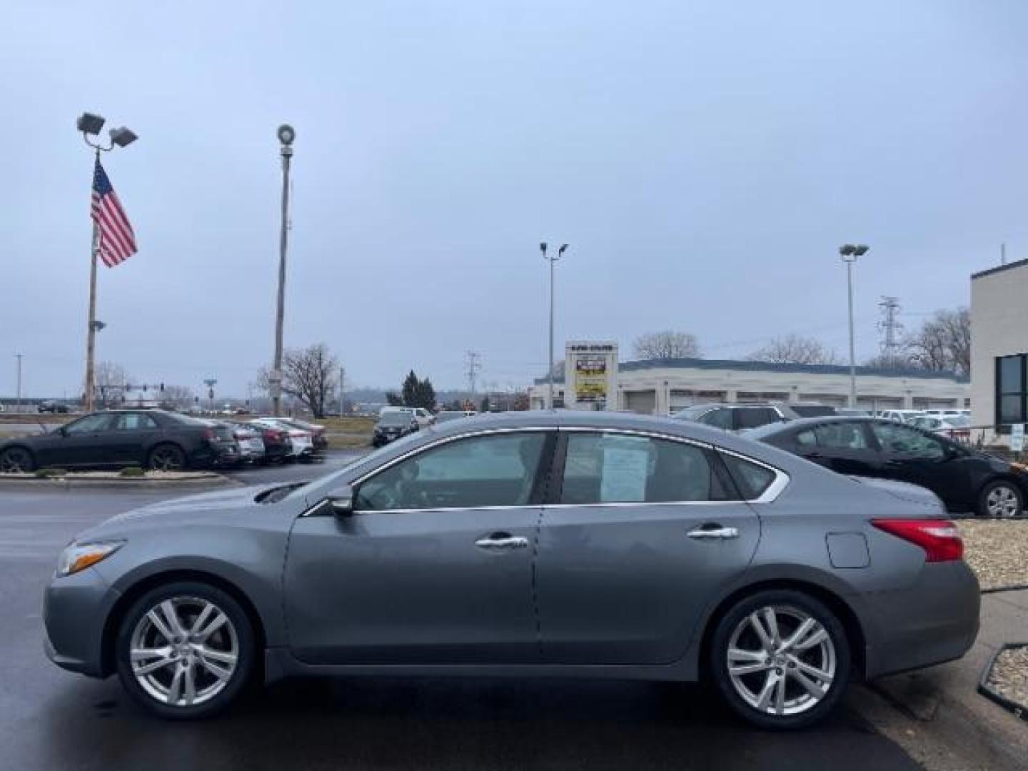 2017 GREY Nissan Altima 3.5 SL (1N4BL3APXHC) with an 3.5L V6 DOHC 24V engine, Continuously Variabl transmission, located at 3301 W Hwy 13, Burnsville, MN, 55337, (952) 460-3200, 44.775333, -93.320808 - Photo#2