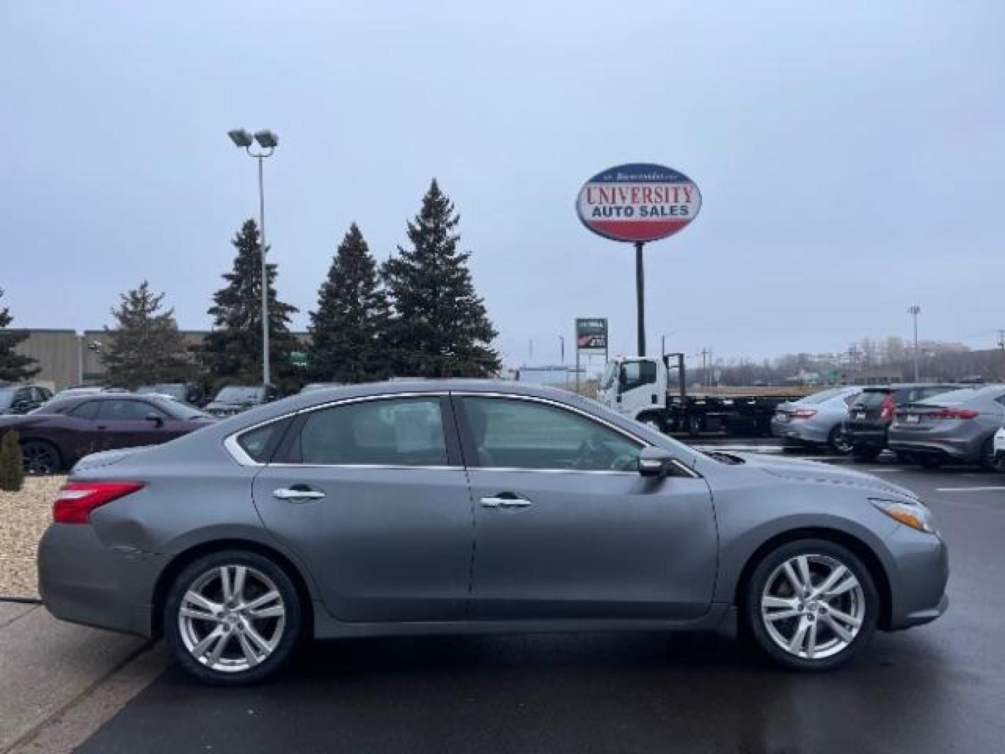 2017 GREY Nissan Altima 3.5 SL (1N4BL3APXHC) with an 3.5L V6 DOHC 24V engine, Continuously Variabl transmission, located at 3301 W Hwy 13, Burnsville, MN, 55337, (952) 460-3200, 44.775333, -93.320808 - Photo#5