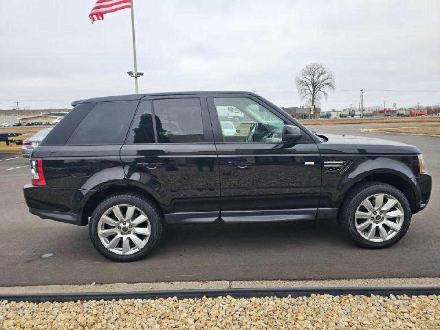 2013 Santorini Black Meta Land Rover Range Rover Sport HSE (SALSF2D42DA) with an 4.4L V8 DOHC 32V engine, 8-Speed Automatic transmission, located at 745 S Robert St, St. Paul, MN, 55107, (651) 222-2991, 44.923389, -93.081215 - Photo#7