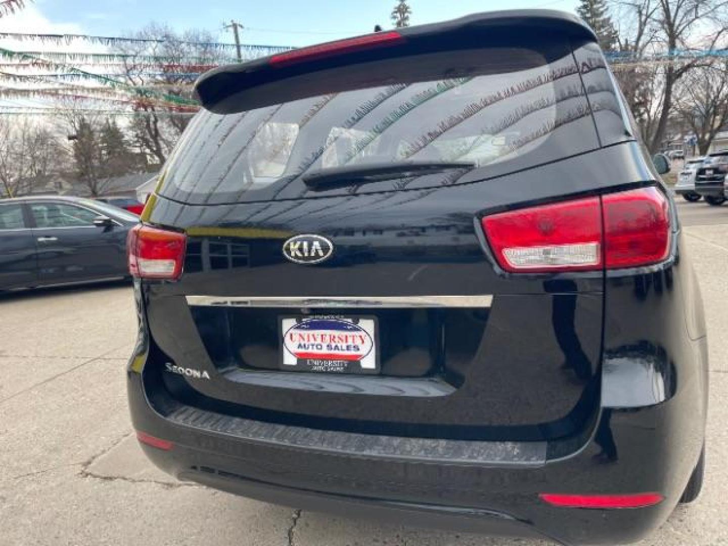 2018 Kia Sedona L (KNDMA5C11J6) with an 3.3L V6 DOHC 24V engine, 6-Speed Automatic transmission, located at 3301 W Hwy 13, Burnsville, MN, 55337, (952) 460-3200, 44.775333, -93.320808 - Photo#5