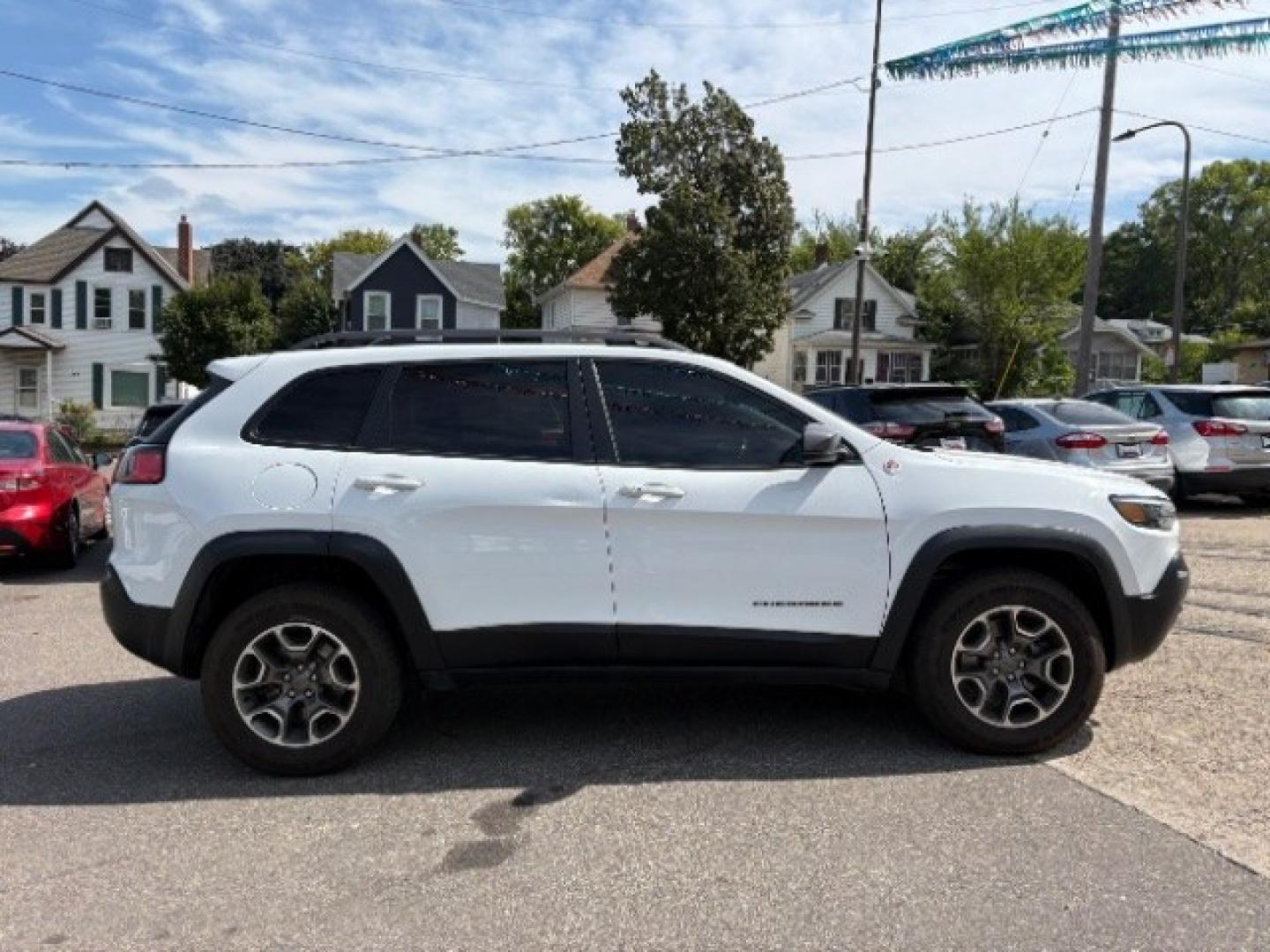 2020 Bright White Clear C Jeep Cherokee Trailhawk 4WD (1C4PJMBXXLD) with an 3.2L V6 DOHC 24V engine, 9-Speed Automatic transmission, located at 745 S Robert St, St. Paul, MN, 55107, (651) 222-2991, 44.923389, -93.081215- Photo#6