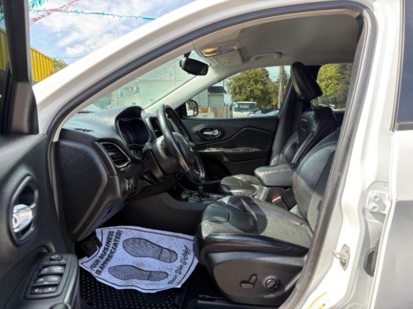 2020 Bright White Clear C Jeep Cherokee Trailhawk 4WD (1C4PJMBXXLD) with an 3.2L V6 DOHC 24V engine, 9-Speed Automatic transmission, located at 745 S Robert St, St. Paul, MN, 55107, (651) 222-2991, 44.923389, -93.081215- Photo#8