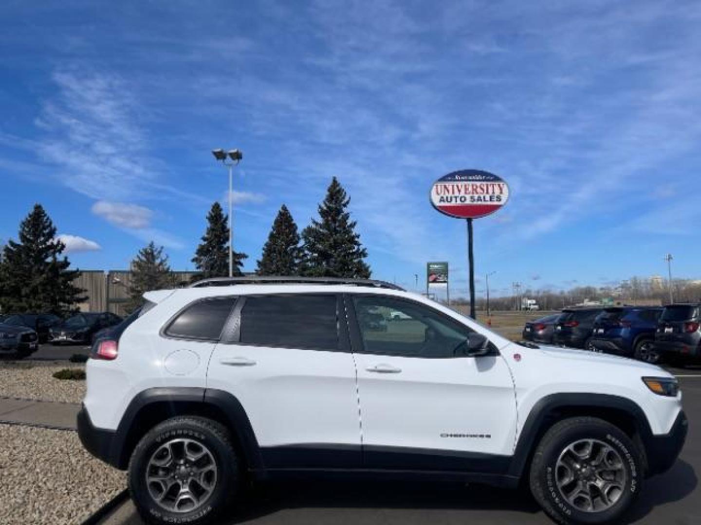 2020 Bright White Clear Coat Jeep Cherokee Trailhawk 4WD (1C4PJMBXXLD) with an 3.2L V6 DOHC 24V engine, 9-Speed Automatic transmission, located at 745 S Robert St, St. Paul, MN, 55107, (651) 222-2991, 44.923389, -93.081215 - Photo#7