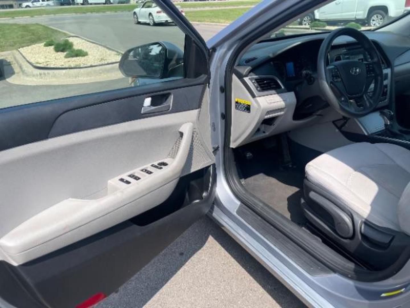 2017 Shale Gray Metallic Hyundai Sonata SE (5NPE24AF0HH) with an 2.4L L4 DOHC 16V engine, 7-Speed Automatic transmission, located at 3301 W Hwy 13, Burnsville, MN, 55337, (952) 460-3200, 44.775333, -93.320808 - Photo#5