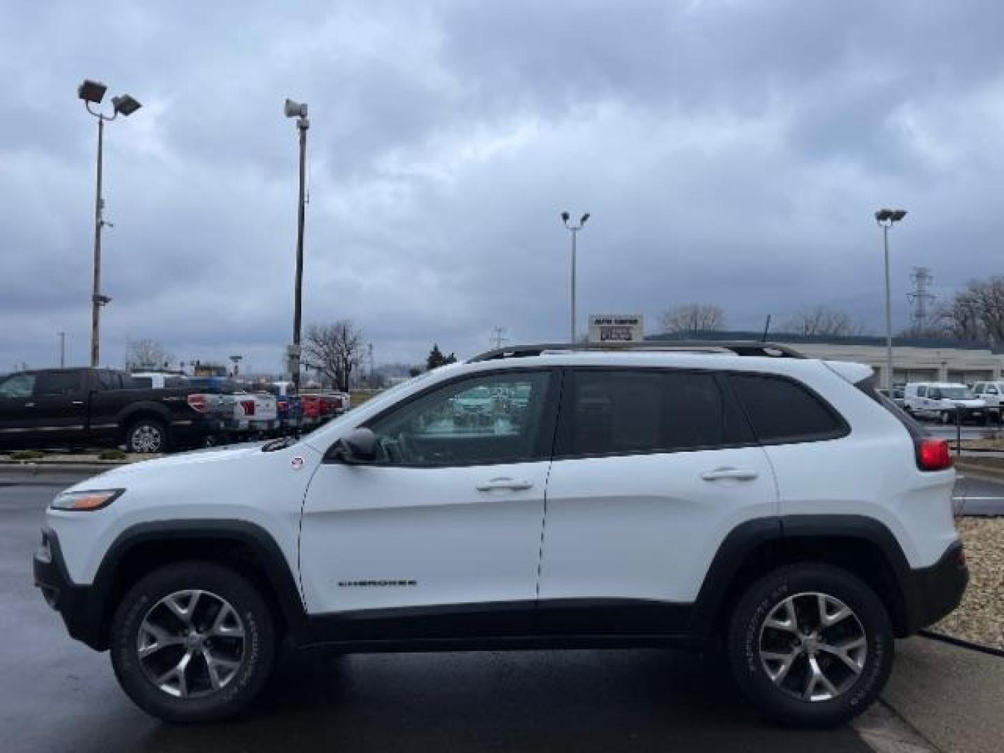 2016 Bright White Clear Coat Jeep Cherokee Trailhawk 4WD (1C4PJMBS5GW) with an 3.2L V6 DOHC 24V engine, 9-Speed Automatic transmission, located at 745 S Robert St, St. Paul, MN, 55107, (651) 222-2991, 44.923389, -93.081215 - Photo#11