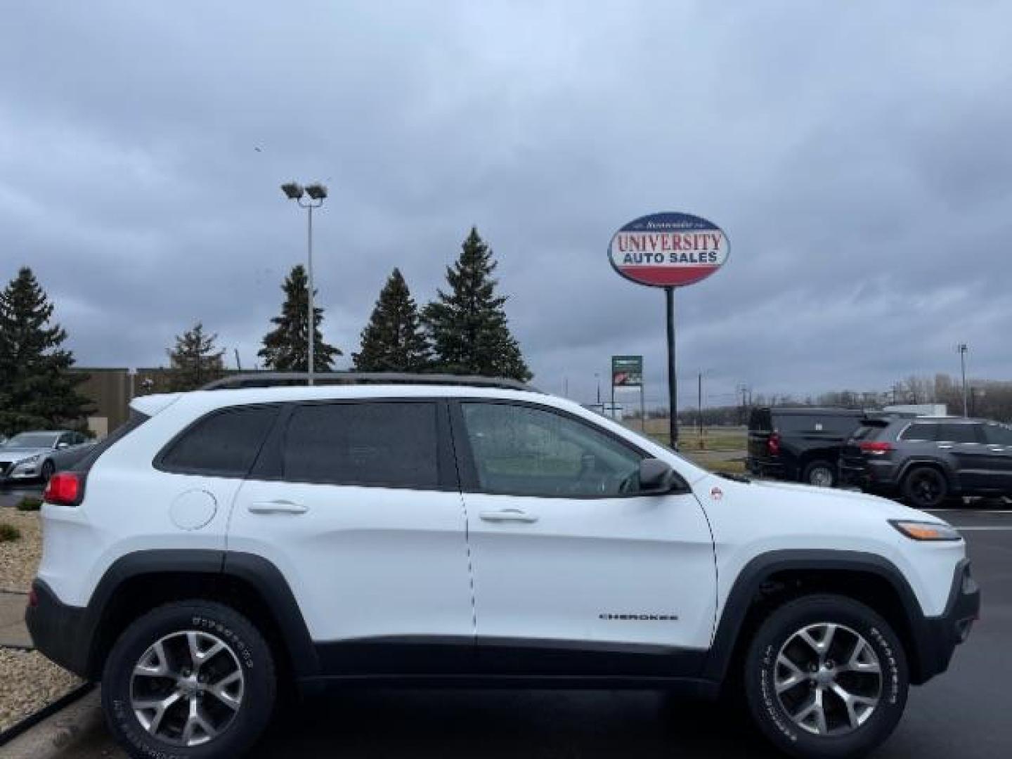 2016 Bright White Clear Coat Jeep Cherokee Trailhawk 4WD (1C4PJMBS5GW) with an 3.2L V6 DOHC 24V engine, 9-Speed Automatic transmission, located at 745 S Robert St, St. Paul, MN, 55107, (651) 222-2991, 44.923389, -93.081215 - Photo#15