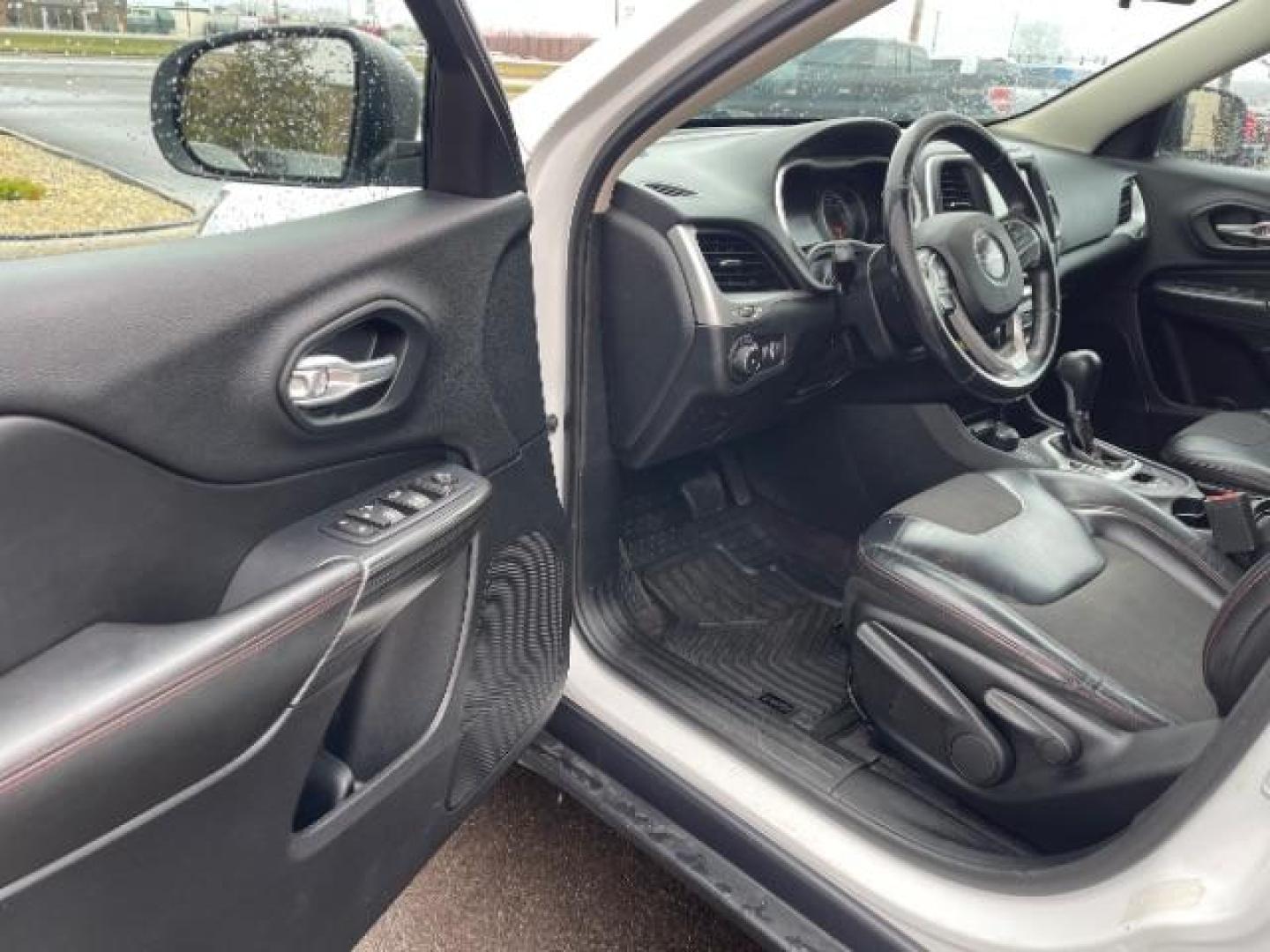 2016 Bright White Clear Coat Jeep Cherokee Trailhawk 4WD (1C4PJMBS5GW) with an 3.2L V6 DOHC 24V engine, 9-Speed Automatic transmission, located at 745 S Robert St, St. Paul, MN, 55107, (651) 222-2991, 44.923389, -93.081215 - Photo#7