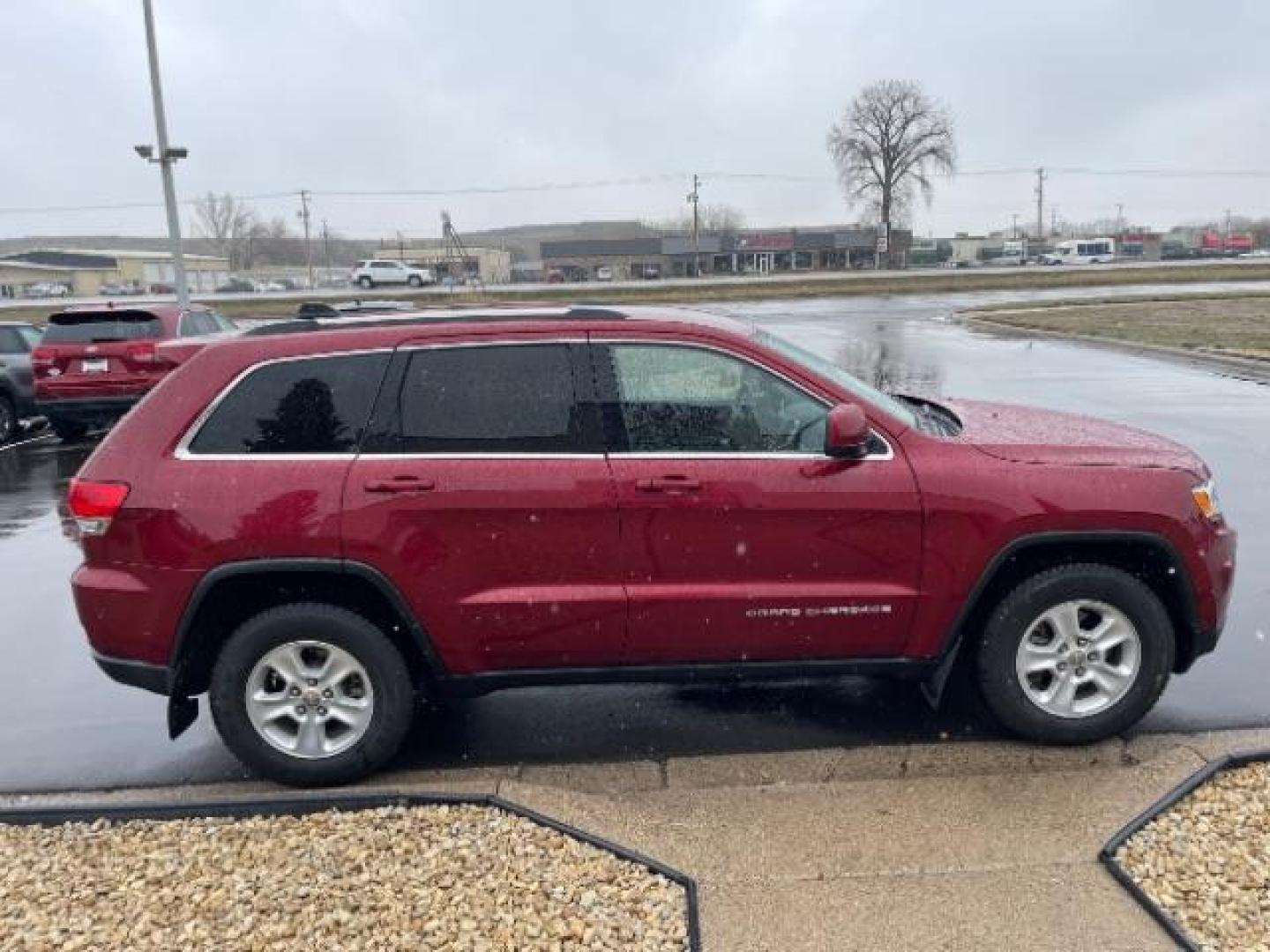 2015 Dp Cherry Red Crystal PC Jeep Grand Cherokee Laredo 4WD (1C4RJFAG2FC) with an 3.6L V6 DOHC 24V engine, 8-Speed Automatic transmission, located at 3301 W Hwy 13, Burnsville, MN, 55337, (952) 460-3200, 44.775333, -93.320808 - Photo#6