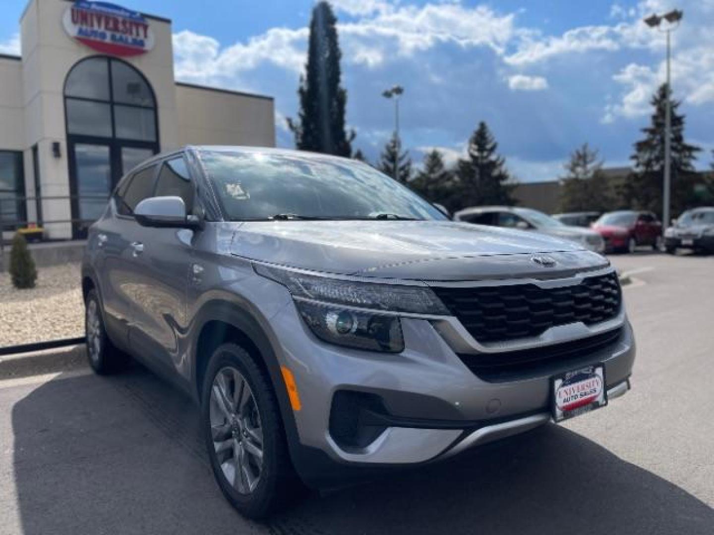 2021 GRAY Kia Seltos LX (KNDEPCAA3M7) with an 2.0L L4 DOHC 16V engine, Continuously Variable Transmission transmission, located at 3301 W Hwy 13, Burnsville, MN, 55337, (952) 460-3200, 44.775333, -93.320808 - Photo#0