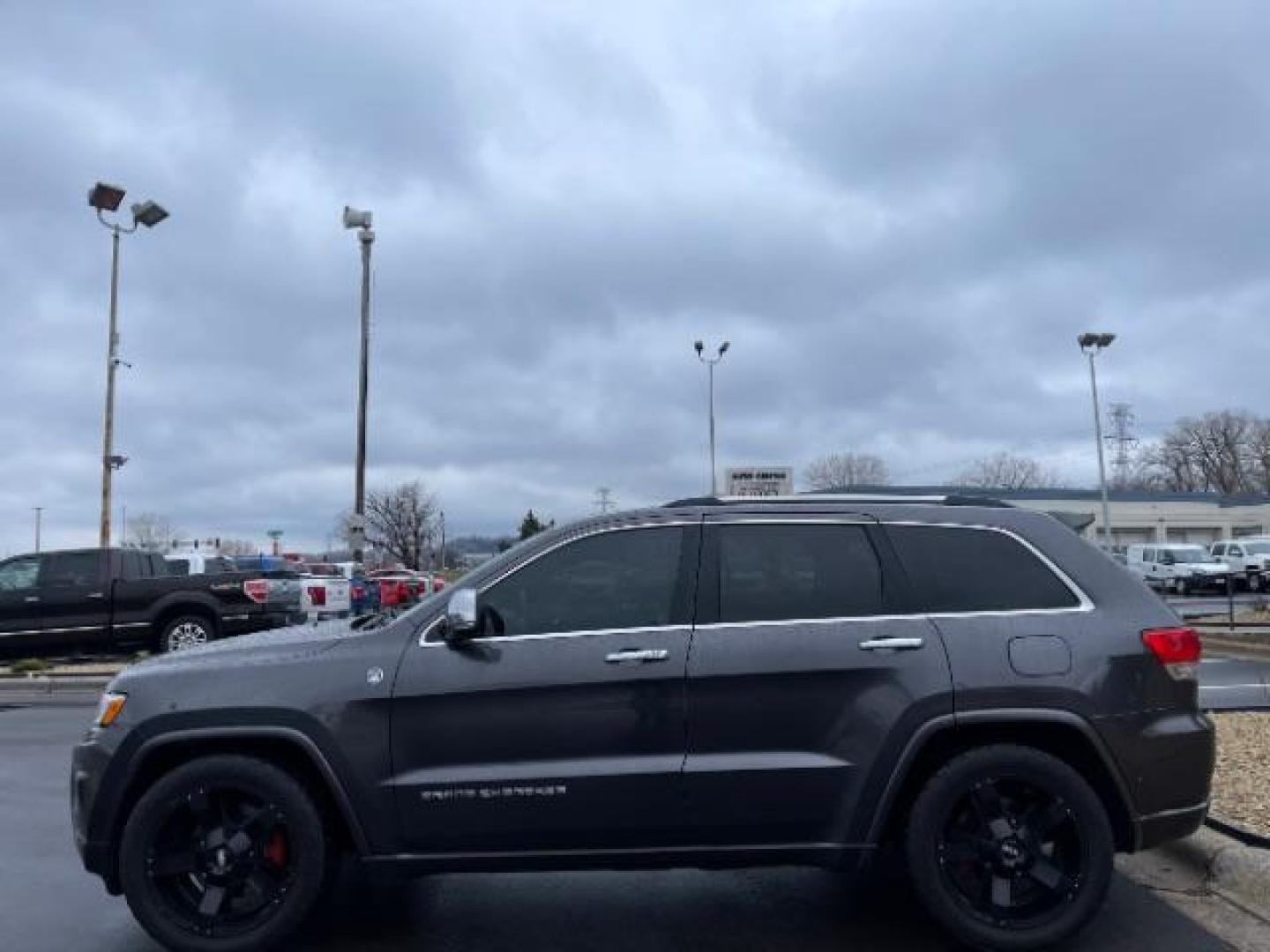 2016 GRAY Jeep Grand Cherokee Overland 4WD (1C4RJFCM4GC) with an 3.0L V6 DOHC 24V DIESEL engine, 8-Speed Automatic transmission, located at 3301 W Hwy 13, Burnsville, MN, 55337, (952) 460-3200, 44.775333, -93.320808 - Photo#5